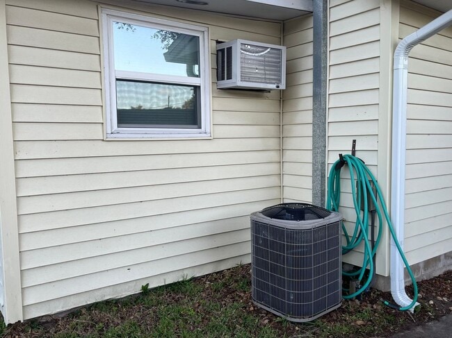 Building Photo - 1816 Weeks Ave