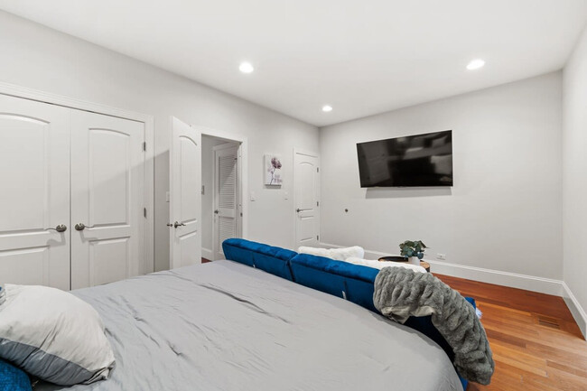 Building Photo - 1621 W Beach Ave