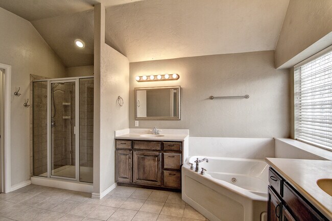 Building Photo - Spacious 3 bedroom/ Study -2264 sq ft.- Edmond Schools - Close to Quail Springs and Chisholm Cree...