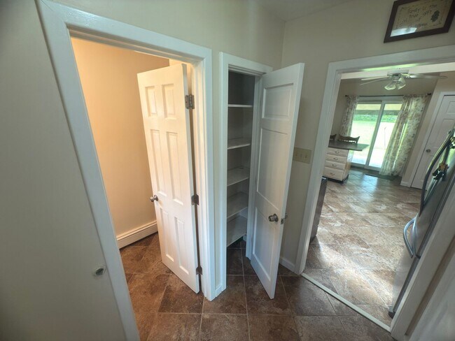 Building Photo - Charming 3-Bedroom Home + Bonus Room in Prime Niskayuna Location!