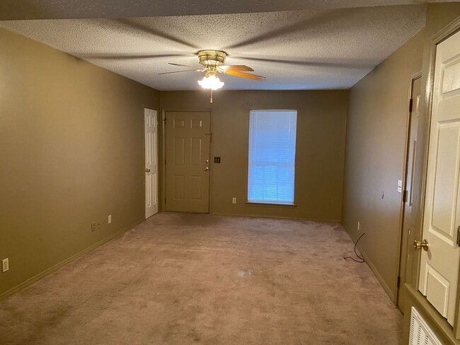 Building Photo - Come look at this 3-bedroom 1.5-bathroom h...