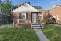 Building Photo - 3 bedroom bungalow - $1,200