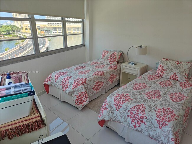 Building Photo - 801 Brickell Bay Dr