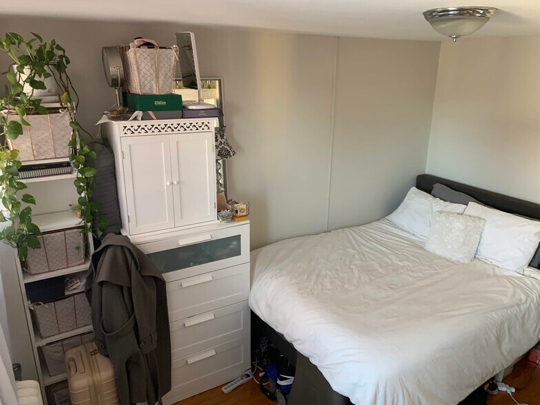 Building Photo - 220 Hanover St