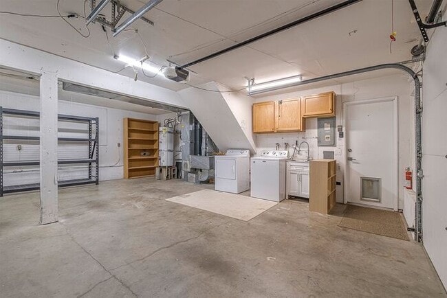 Building Photo - 4 bedroom 3 bath home in Tualatin with sep...