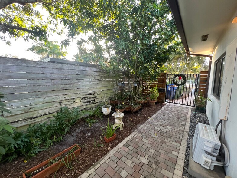 Building Photo - 3371 SW 22nd St