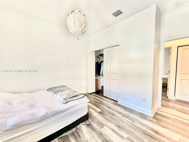 Building Photo - 2900 Cascada Isle Way