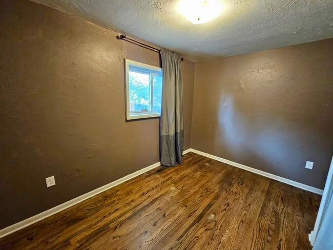 Building Photo - Updated one level ranch home close to UCCS!