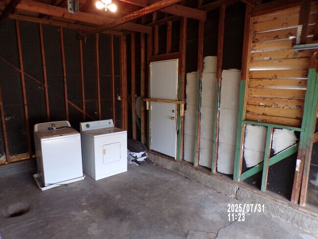 Building Photo - NEW listing-refinished hardwood floors, ne...