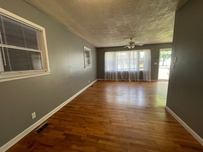Building Photo - Cute 3/1 House in Calvert City Limits