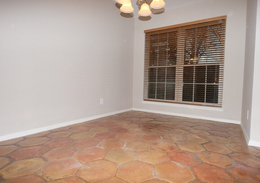 Building Photo - 7727 Meadow Park Dr