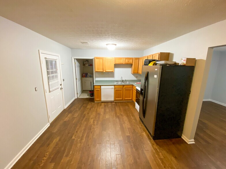 Building Photo - 1900 Lee Rd 61