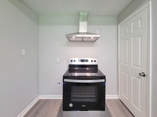 Building Photo - RECENTLY REMODELED 4 BEDROOM 2 BATH LEASE HOME WITH ALL THE UPGRADES.  CHECK THIS OUT.  WON'T LAS...