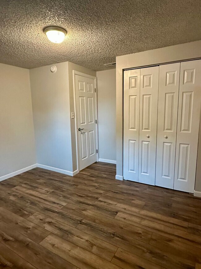 Building Photo - Updated Split-Level Gem | 5BD, 3BA | Large...