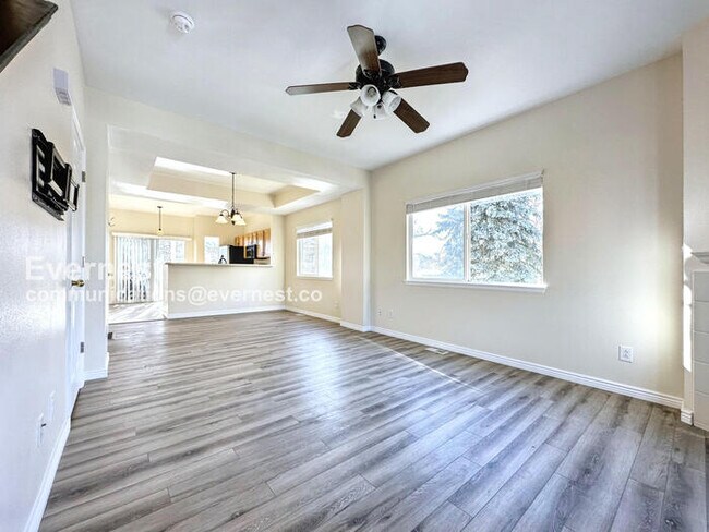 Building Photo - 3-Bedroom Town Home with Washer/Dryer / Av...