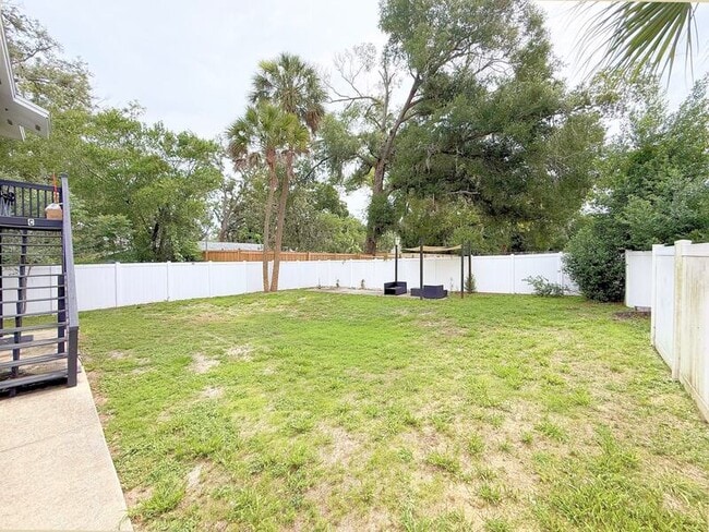 Building Photo - 11705 North Dr