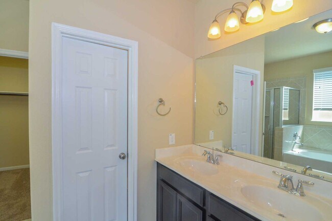 Building Photo - 15706 Whispering Green Dr