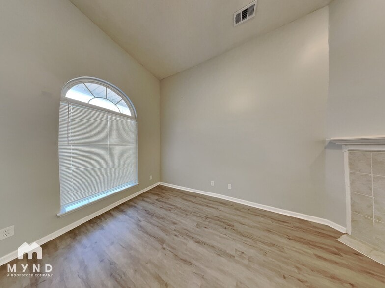 Building Photo - 45 Valley Dr