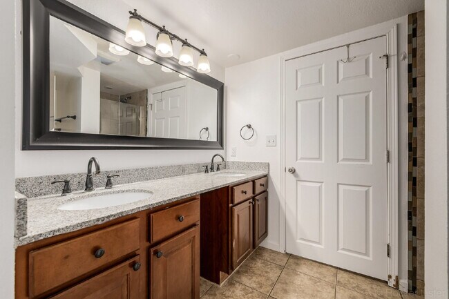 Building Photo - "Charming 3-Bed, 2-Bath Haven in Englewood – 1,499 Sq Ft of Comfort!"