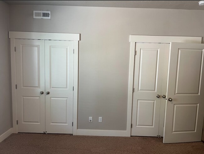 Building Photo - 3 Bedroom/2 Bathroom townhome in South Jordan