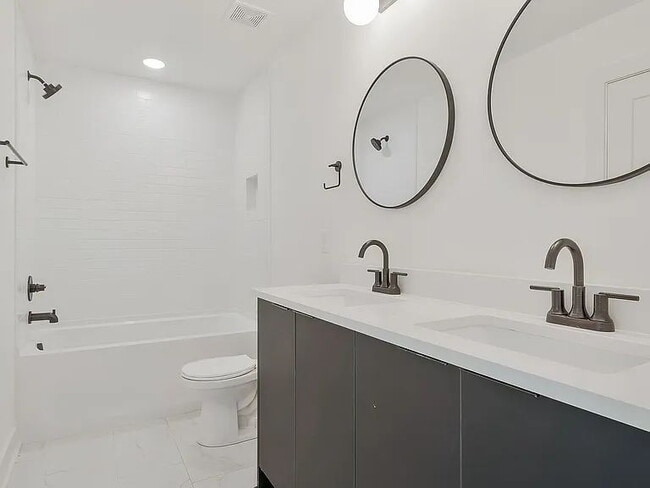 Building Photo - "Spacious 4-Bed Townhouse Oasis in Nashville – 2,500 Sq. Ft. of Modern Comfort!"