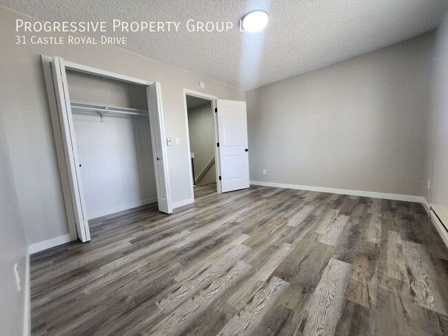 Building Photo - Remodeled 2-Bedroom Townhome !