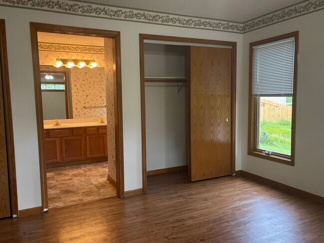 Building Photo - 3 Bedroom 2 bath