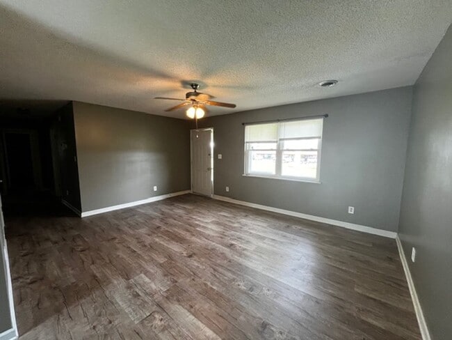 Building Photo - 3 Bedroom 2 Bath house
