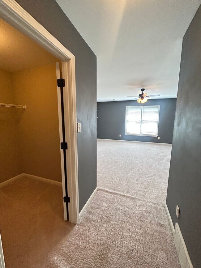 Building Photo - Beautiful Collierville home tucked away in...