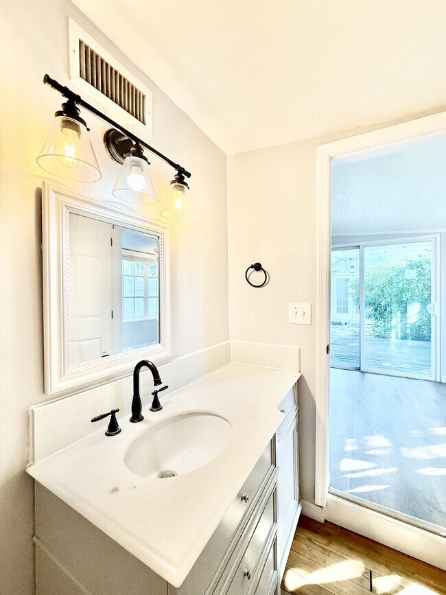 Building Photo - 713 Smith St