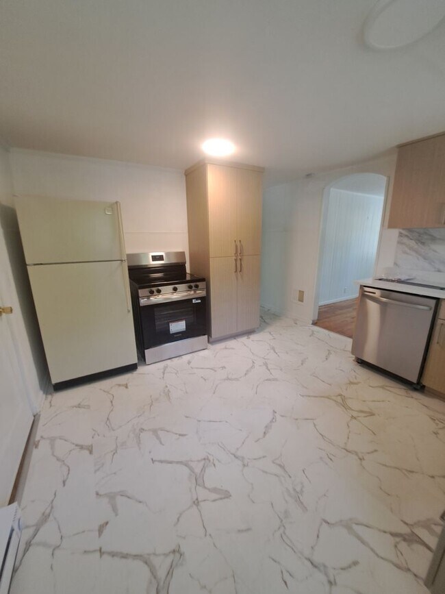 Building Photo - Cozy Home - Updated 2 bedroom with 2 car g...