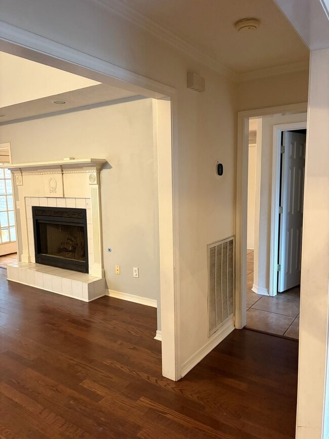 Building Photo - 2 story 3 bed/ 2.5 bath home