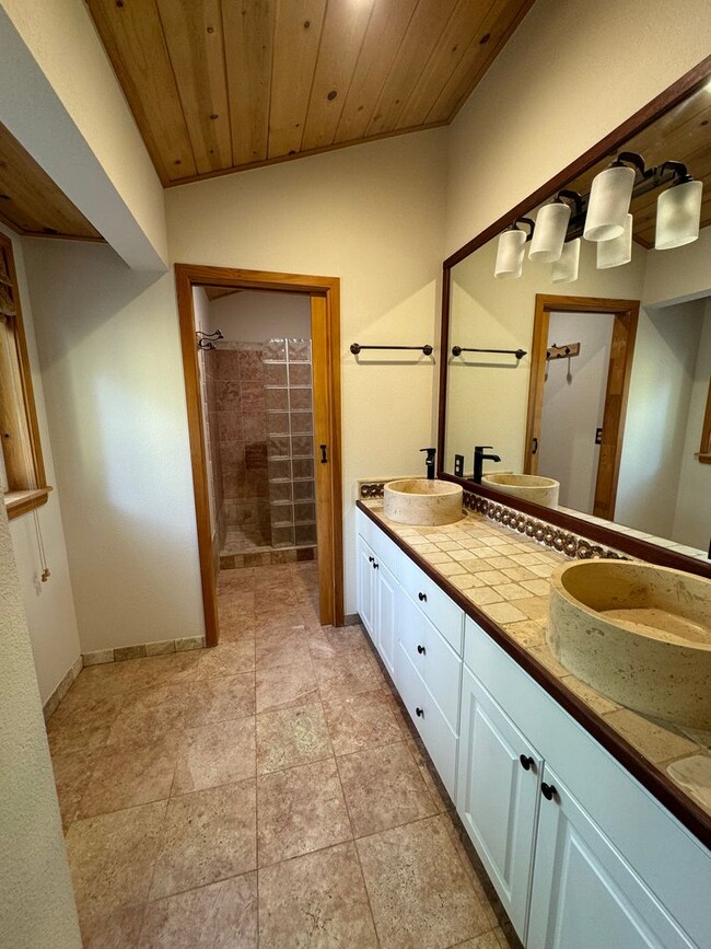 Building Photo - Luxury Mountain Retreat: 4-Bedroom Home wi...