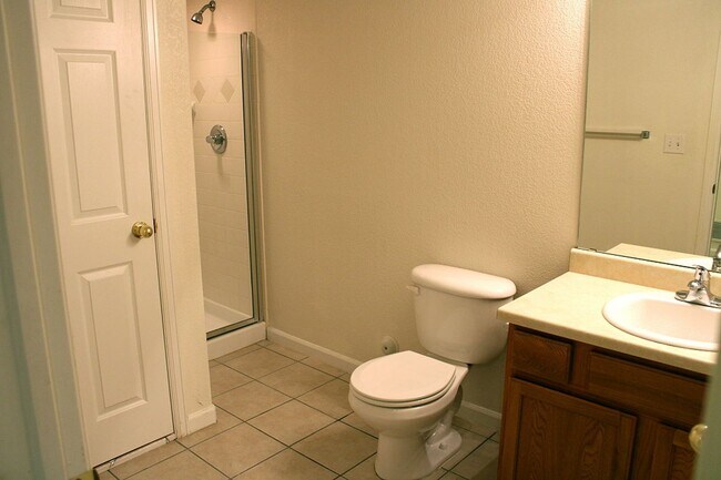 Building Photo - Spacious Fort Collins Townhouse Near Great...