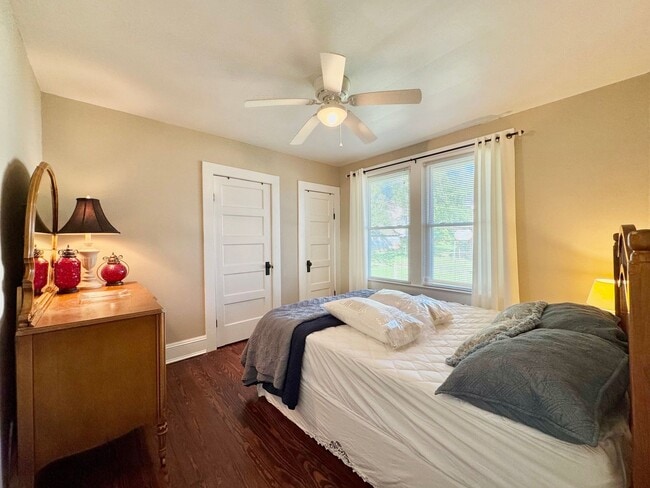 Building Photo - Adorable South Hill Charmer