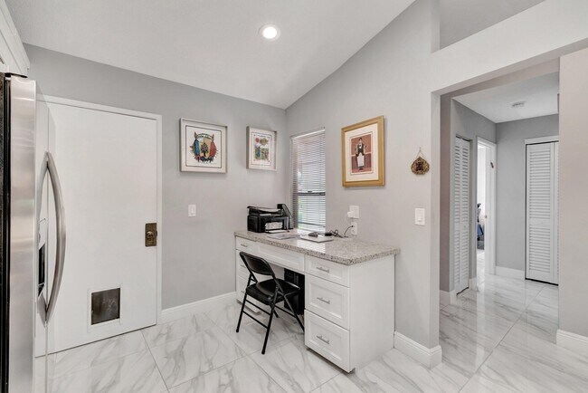 Building Photo - 10927 Dolphin Palm Ct