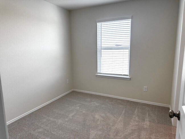 Building Photo - 401 Kapok St