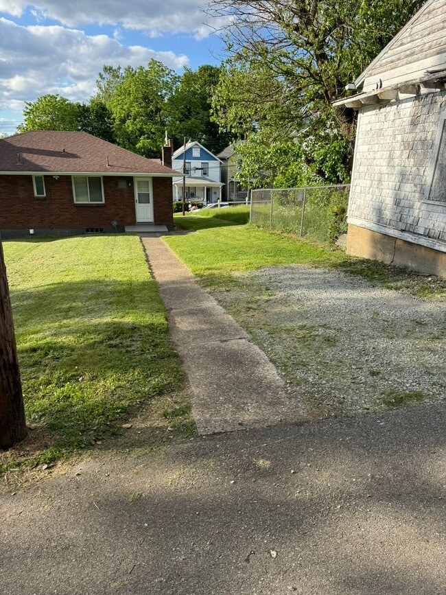 Building Photo - Updated 2-Bedroom 1-Bath Ranch House, GORG...