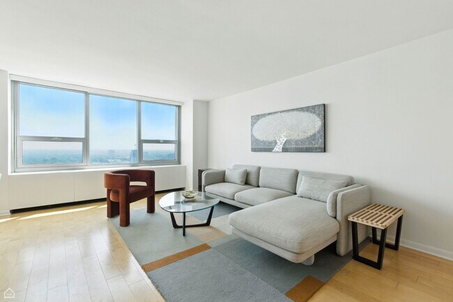 Building Photo - 1700 E 56th St