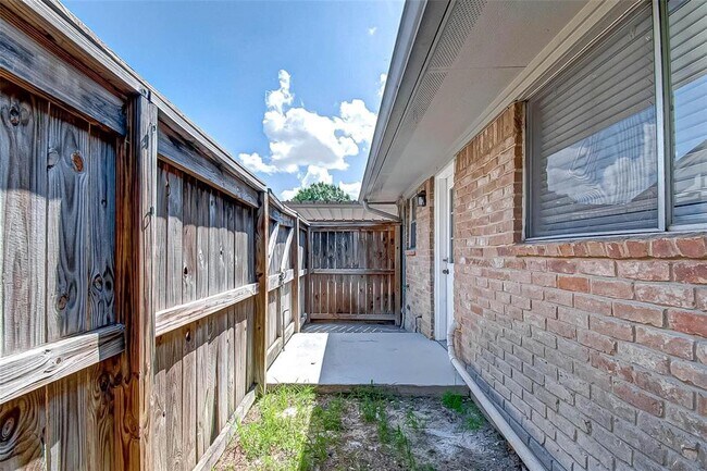 Building Photo - 1104 W Tri Oaks Ln