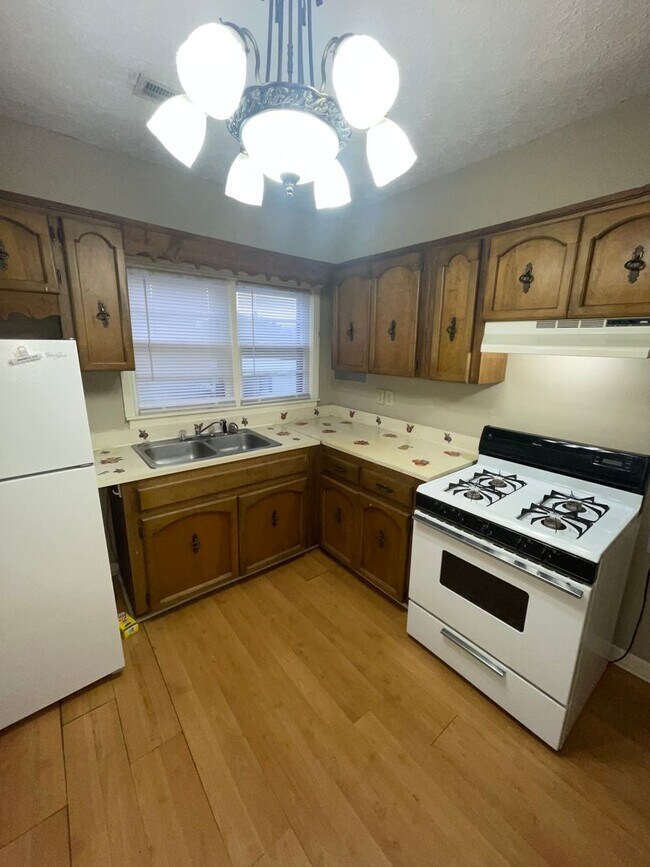 Building Photo - Evergreen Community