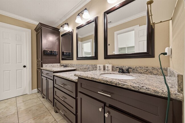 Building Photo - 11414 Meadow Lake Dr