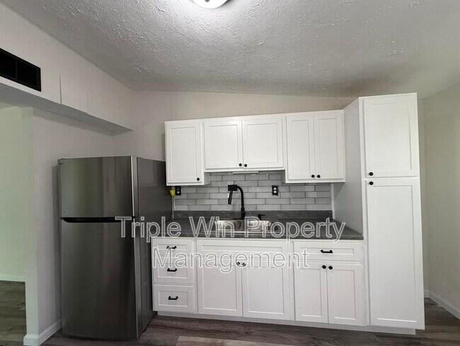 Building Photo - 765 Bobbins Ln