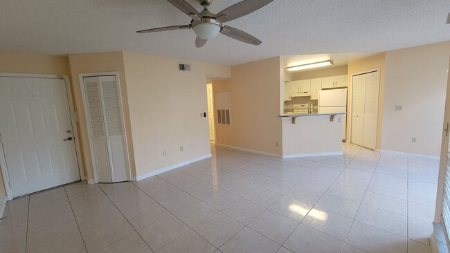 Building Photo - Townes of Southgate 2 Bedroom 2 Bathroom F...