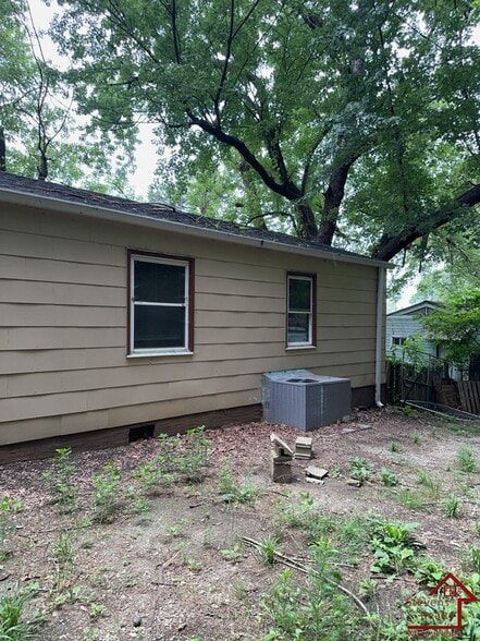 Building Photo - 712 Bronson St