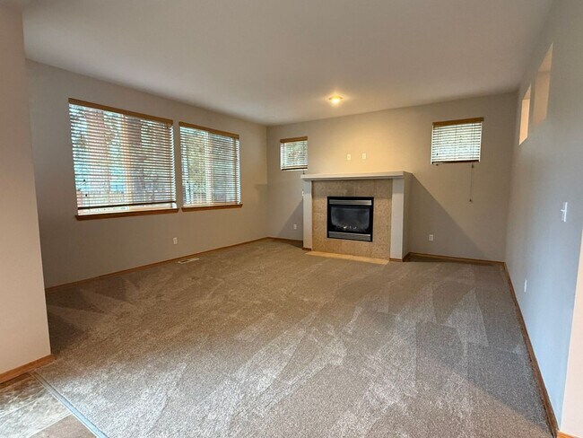 Building Photo - 5Bd/2.5Ba Maple Valley House