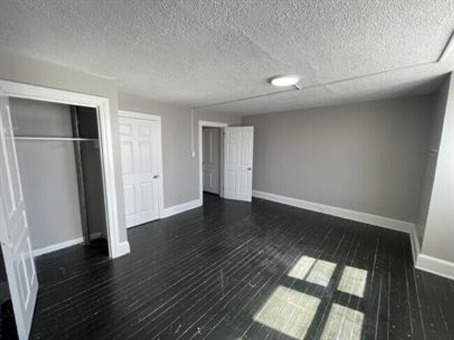 Building Photo - 631 Roosevelt Ave