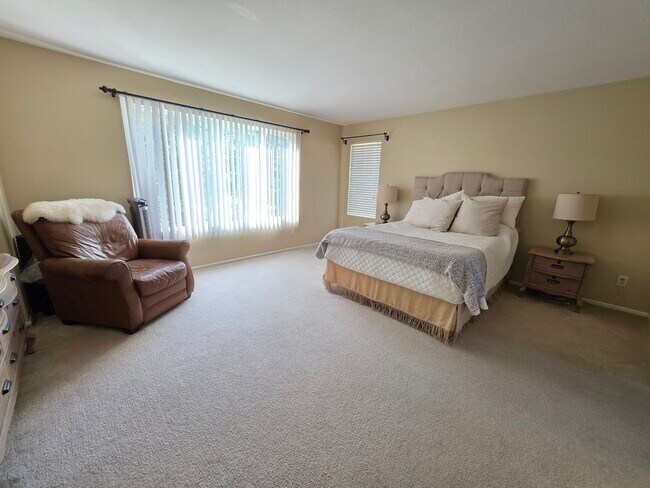 Building Photo - 165 Canyon Creek Way