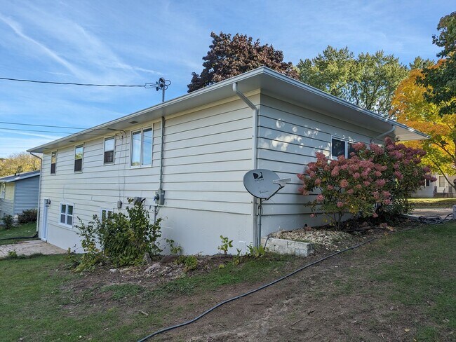 Building Photo - 714 N Meadow Ln