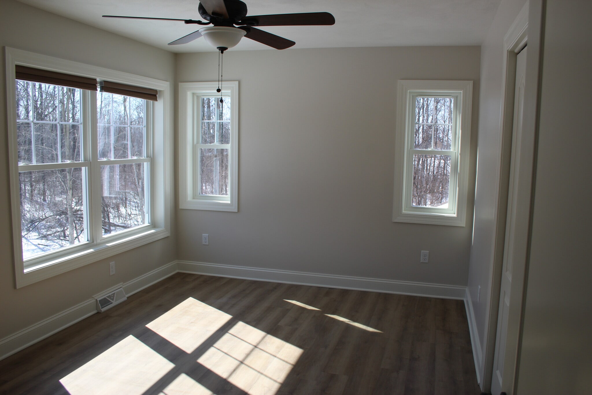 Main bedroom, sunny with many windows - 5870 Cooper St